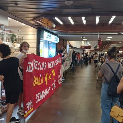 Militantes ocupam interior das lojas da Companhia Zaffari com faixas em defesa da escla 4x3 e 30h semanais.