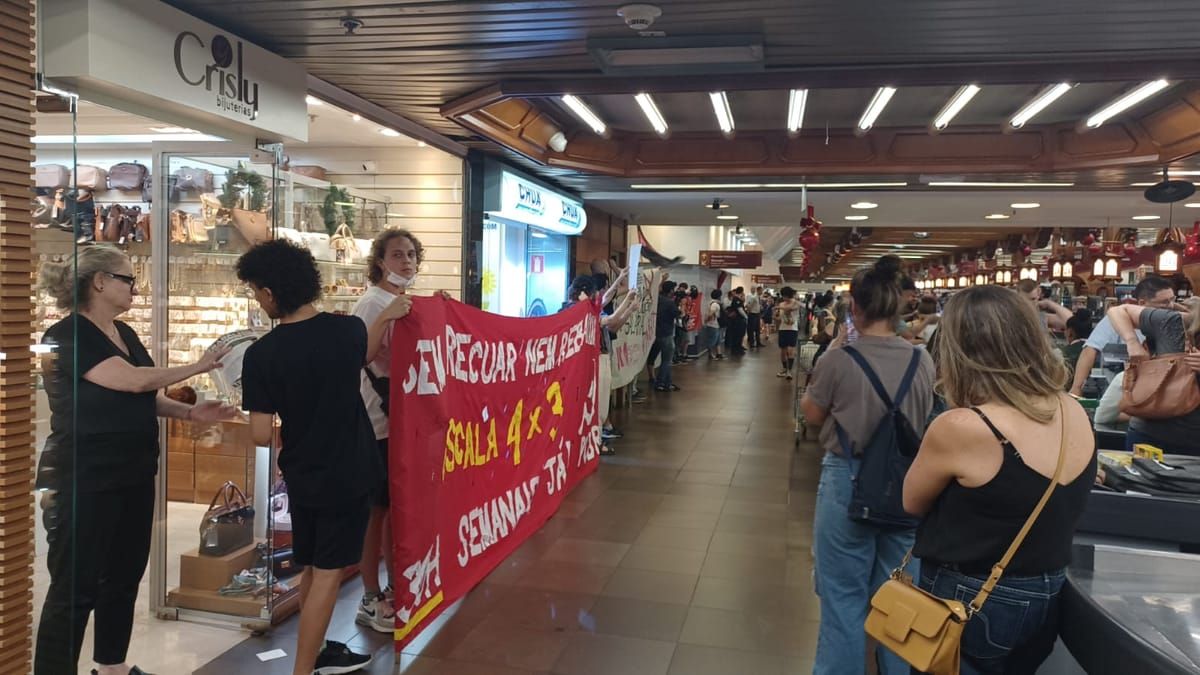 Militantes ocupam interior das lojas da Companhia Zaffari com faixas em defesa da escla 4x3 e 30h semanais.